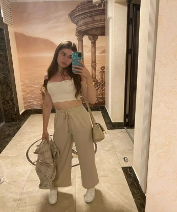 У меня есть все, чтобы удовлетворить твои самые интимные желания и фантазии. Раскрою всю свою страсть и нежность, чтобы ты почувствовал неповторимую атмосферу 🔥🌹 Доступны различные программы: классика, оральный секс, групповое, стриптиз и многое другое. Надежность, конфиденциальность и профессионализм гарантированы 👌 Смотри мои фото, читай отзывы - они говорят сами за себя. И да, я живу в Москве, готова оживить твои фантазии прямо здесь, в столице России 🏙️😉 2551, 20 лет