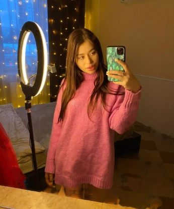 У меня есть все, чтобы удовлетворить твои самые интимные желания и фантазии. Раскрою всю свою страсть и нежность, чтобы ты почувствовал неповторимую атмосферу 🔥🌹 Доступны различные программы: классика, оральный секс, групповое, стриптиз и многое другое. Надежность, конфиденциальность и профессионализм гарантированы 👌 Смотри мои фото, читай отзывы - они говорят сами за себя. И да, я живу в Москве, готова оживить твои фантазии прямо здесь, в столице России 🏙️😉 2551, 20 лет