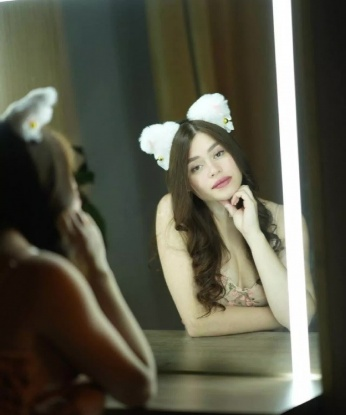 У меня есть все, чтобы удовлетворить твои самые интимные желания и фантазии. Раскрою всю свою страсть и нежность, чтобы ты почувствовал неповторимую атмосферу 🔥🌹 Доступны различные программы: классика, оральный секс, групповое, стриптиз и многое другое. Надежность, конфиденциальность и профессионализм гарантированы 👌 Смотри мои фото, читай отзывы - они говорят сами за себя. И да, я живу в Москве, готова оживить твои фантазии прямо здесь, в столице России 🏙️😉 2551, 20 лет